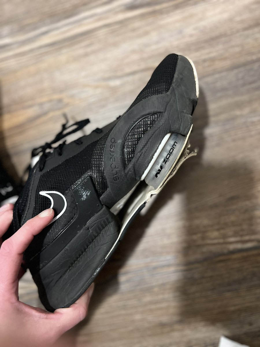 pishchalnikova's tweet photo. @Nordstrom can you please help me?  I bought these in April ( I’m mostly in flip flops 😎, so they weren’t even worn very much

#Nordstrom #bestcustomerservice #itsthecustomerserviceforme #nike #nikesuperfail #nikeshoes https://t.co/K0KTIPzlFt