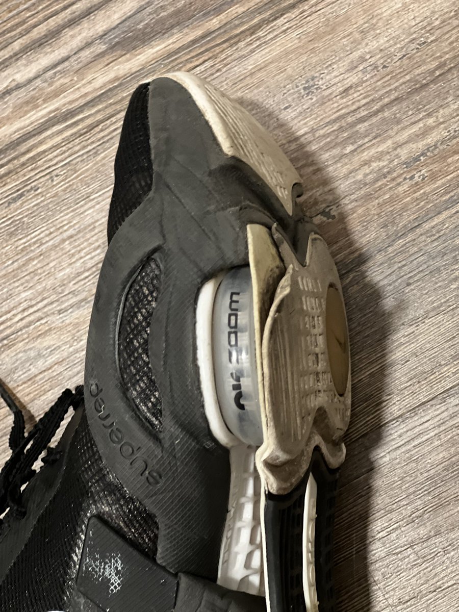 pishchalnikova's tweet photo. @Nordstrom can you please help me?  I bought these in April ( I’m mostly in flip flops 😎, so they weren’t even worn very much

#Nordstrom #bestcustomerservice #itsthecustomerserviceforme #nike #nikesuperfail #nikeshoes https://t.co/K0KTIPzlFt