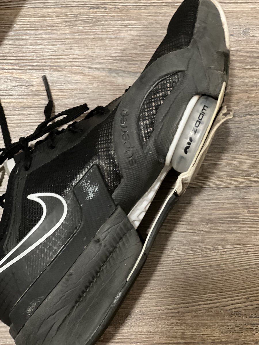 pishchalnikova's tweet photo. @Nordstrom can you please help me?  I bought these in April ( I’m mostly in flip flops 😎, so they weren’t even worn very much

#Nordstrom #bestcustomerservice #itsthecustomerserviceforme #nike #nikesuperfail #nikeshoes https://t.co/K0KTIPzlFt