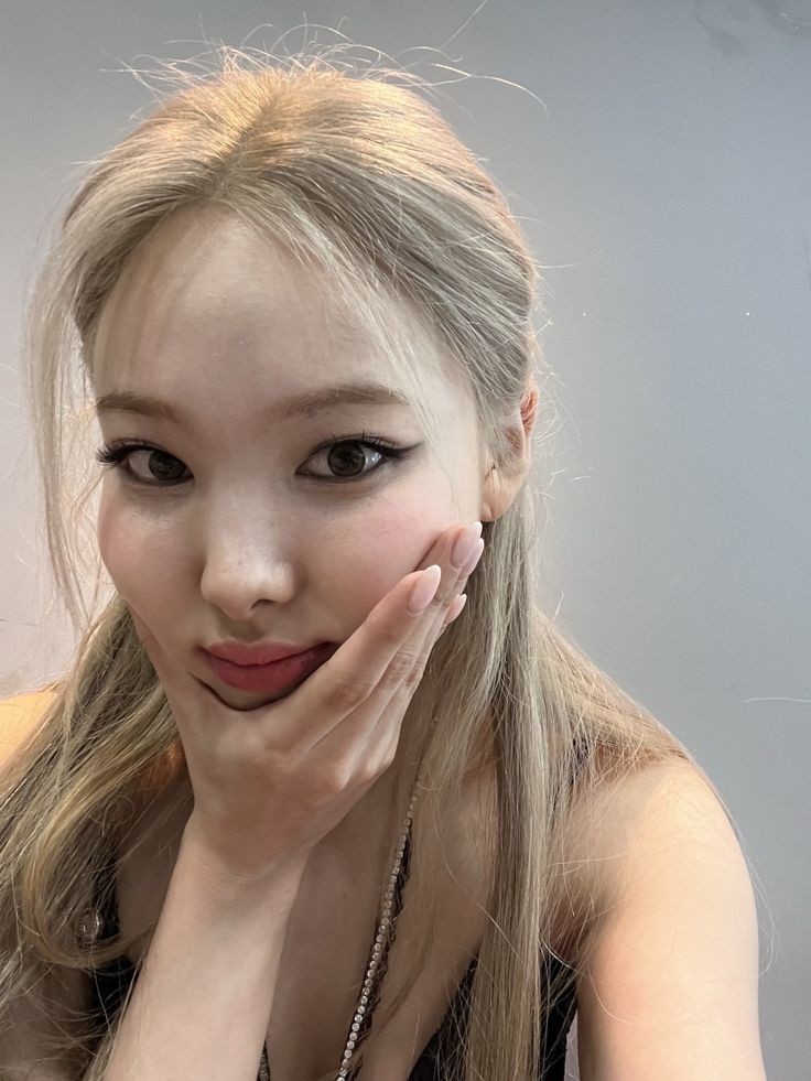 MV98KE's tweet photo. ⠀⠀⠀📹: #MUGRAM 업데이트! @𝗰𝗵𝗮𝗲𝘃𝗲𝗿𝘀𝗲 𝗉𝗈𝗌𝗍𝖾𝖽 𝖺 𝗇𝖾𝗐 𝗉𝗁𝗈𝗍𝗈!

Duas amigas se juntam pra pintar cabelo e é nisso que dá: TÔ LOIRA. 😽 https://t.co/5jyq6lPlkj