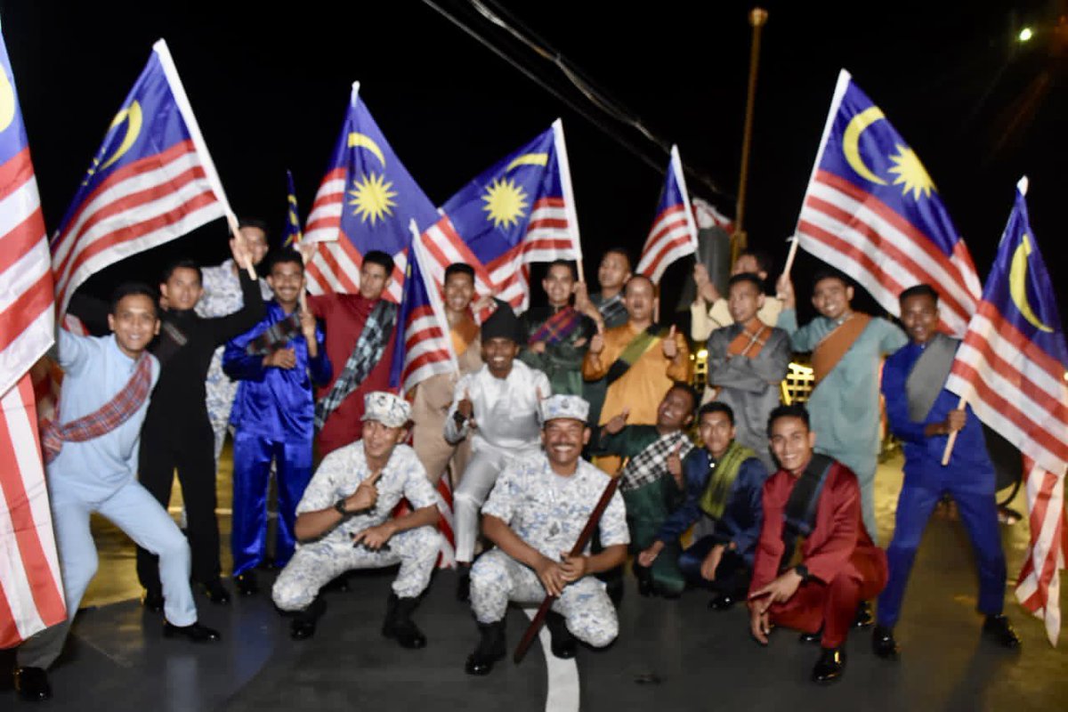 MPA_Barat's tweet photo. Keluarga Malaysia Teguh Bersama!

Selamat Hari Merdeka dari #TheNavyPeople @KD_LekiuFFGH30 &amp; @KDSIS1503.

Sambutan ambang merdeka di Surabaya telah disambut dengan meriah.

@tldm_rasmi
@fmyeor
#NavyWishes
#ExMALINDO 26AB/22
#RPEX22 https://t.co/HIyt6ncTVq