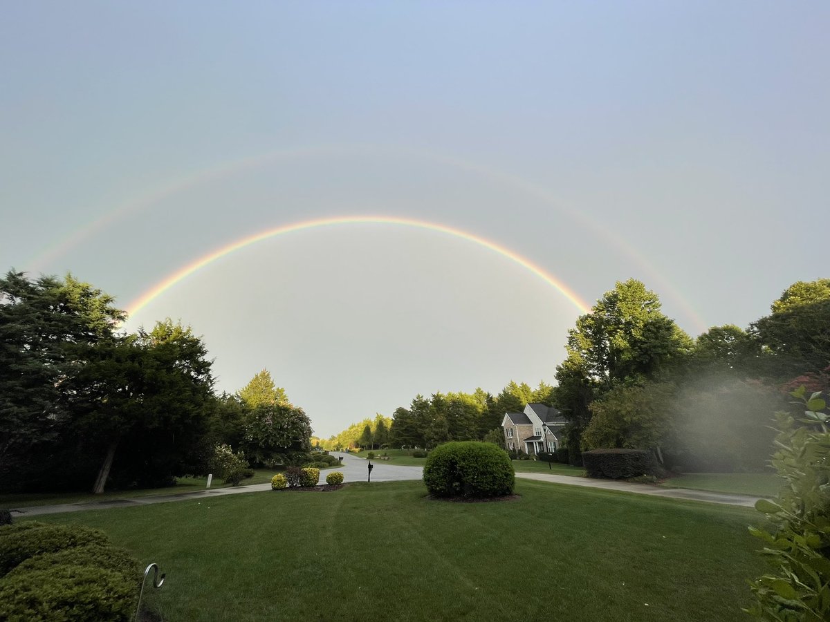 Mother Nature showing off tonight🌈