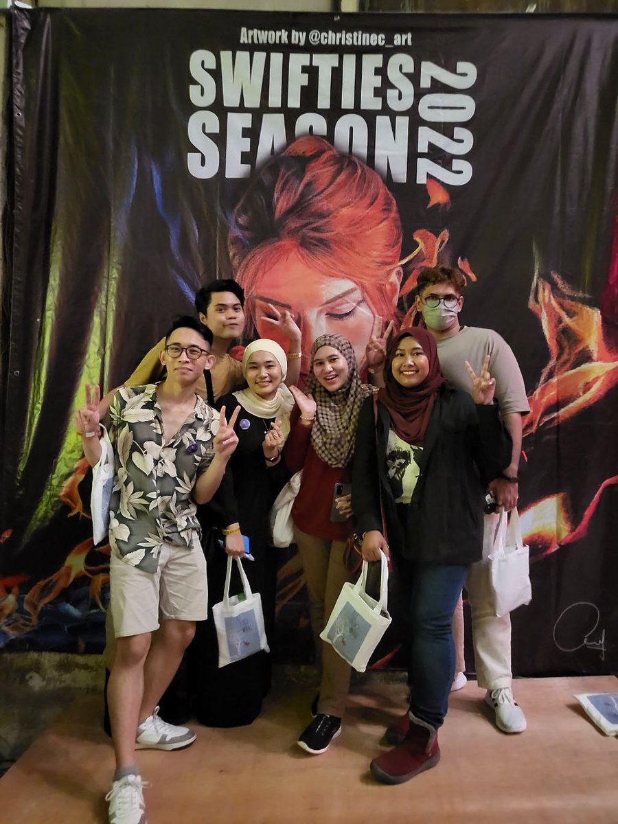 SwiftyLuvs1D's tweet photo. I had a marvelous time with these bunch! 🔥 Can't believe I met one of my first Swiftie pals after 8 years!!! and for some we met again exactly 3 years after the last gathering!! 🥺🥺and also made new ones too♥️♥️ Thank you @tswiftMY for organizing #SwiftiesSeason 💙 https://t.co/agZ5yrsV80