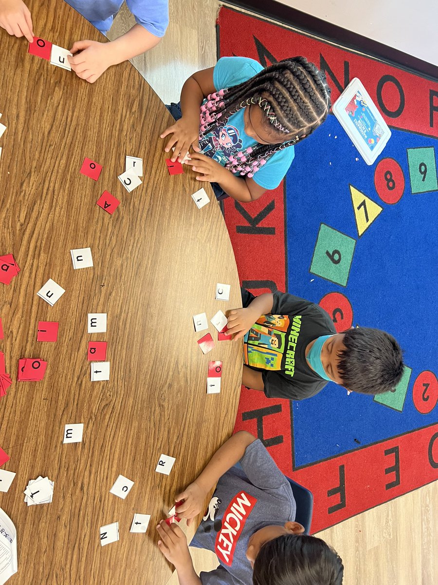Torie41830356's tweet photo. Third week of school and weβre already mastering our Tuesday word building routine for phonics β€οΈ #risdbelieves #ilovephonics #texasreadingacademies https://t.co/zXhf9ENhyI