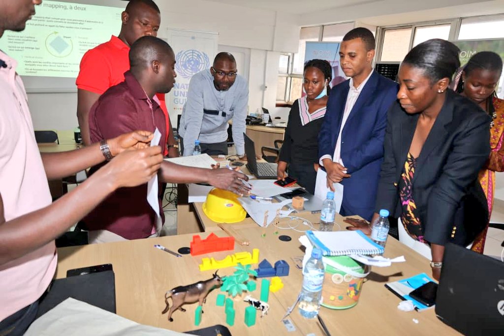 OnuGuinee's tweet photo. @MartinVncnt rencontre les jeunes guinéens réunis autour du #LaboratoireDeLeadership pr les Objectifs de Développement Durable #ODD.Il les encourage à sortir des sentiers battus en innovant pr consolider la paix & la cohésion sociale, et contribuer à la réussite de la transition. https://t.co/nutt8HTJhZ