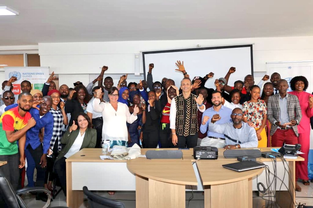 OnuGuinee's tweet photo. @MartinVncnt rencontre les jeunes guinéens réunis autour du #LaboratoireDeLeadership pr les Objectifs de Développement Durable #ODD.Il les encourage à sortir des sentiers battus en innovant pr consolider la paix & la cohésion sociale, et contribuer à la réussite de la transition. https://t.co/nutt8HTJhZ