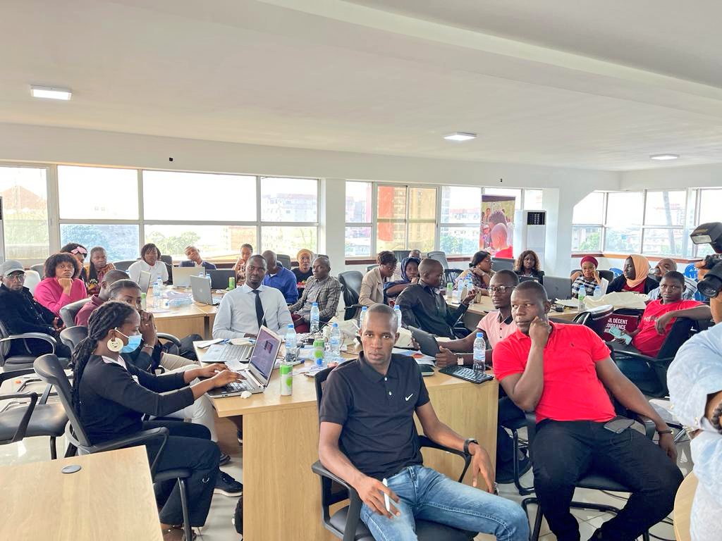 OnuGuinee's tweet photo. @MartinVncnt rencontre les jeunes guinéens réunis autour du #LaboratoireDeLeadership pr les Objectifs de Développement Durable #ODD.Il les encourage à sortir des sentiers battus en innovant pr consolider la paix & la cohésion sociale, et contribuer à la réussite de la transition. https://t.co/nutt8HTJhZ