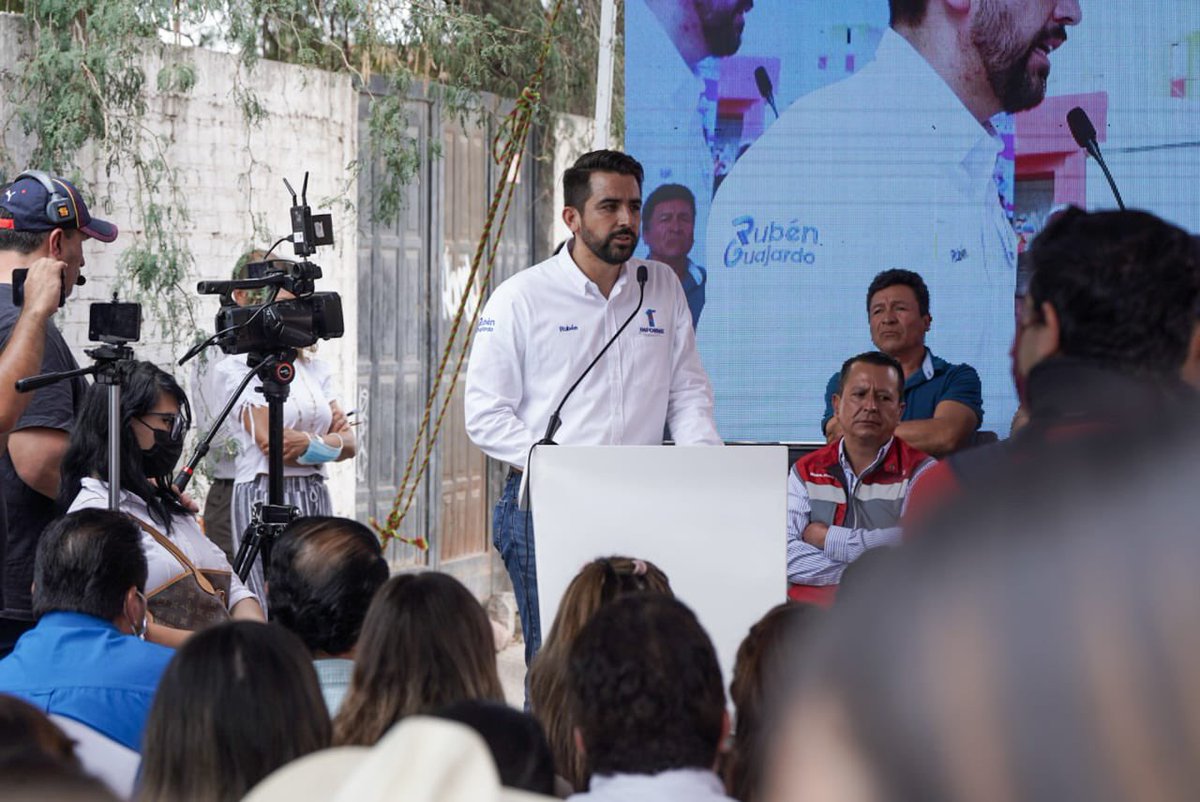 RubenGuajardoB's tweet photo. Con voluntad es posible hacer las cosas.☝🏻
Gracias alcalde @EF_Galindo por la invitación para ser parte de la entrega de la Obra de #rehabilitación de las calles Von Moltke y Cerro del Risco en la colonia María Cecilia.
El #Dtto2 y #LaCapitalDelSí por más #ResultadosConRumbo. https://t.co/nVODJ7XMNj