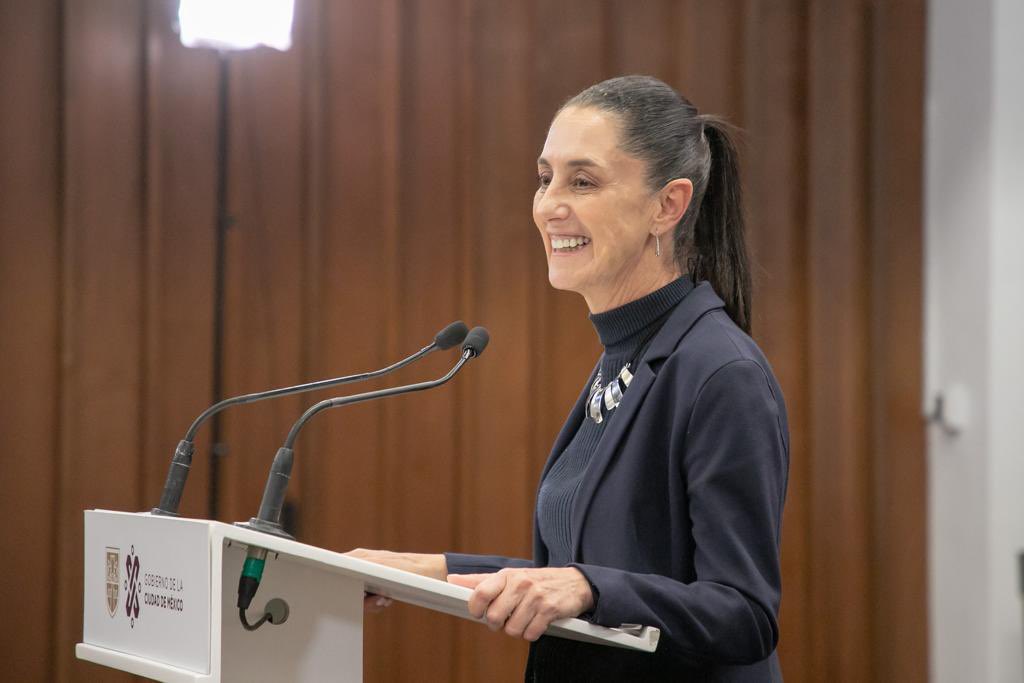 Claudiashein's tweet photo. Cambiamos la medición artesanal del caudal de agua por un sistema de distribución inteligente que ahora permite medir y controlar la presión del líquido. 

Le llamamos Sectorización y ha beneficiado a 611,504 personas en 7 alcaldías con mejor servicio, menos fugas y más agua. https://t.co/dI8JLyGquC