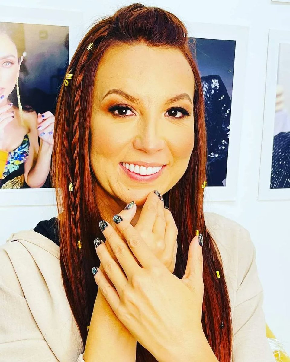ArrobaNoticias's tweet photo. #OMG || 😱¿Recuerdan a @MafeWalker?🤯

👽🛸Hablar alienígena le dejo unos cuantos pelucholares y reaparece con un look de celebridad, la médium luce irreconocible desde la primera vez que se le vio en televisión 😱😱😱

CC: mafewalkerstarseed https://t.co/dkYGV0ZvdH