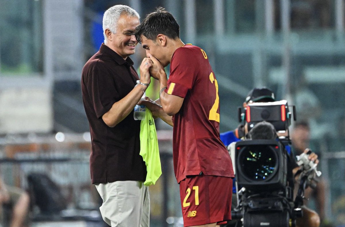 voshans's tweet photo. Romeinse ‘keizers’…
(Foto Getty) #Mourinho #Dybala
#ROMMON #ASRoma #SerieA https://t.co/l4ralBfqSx