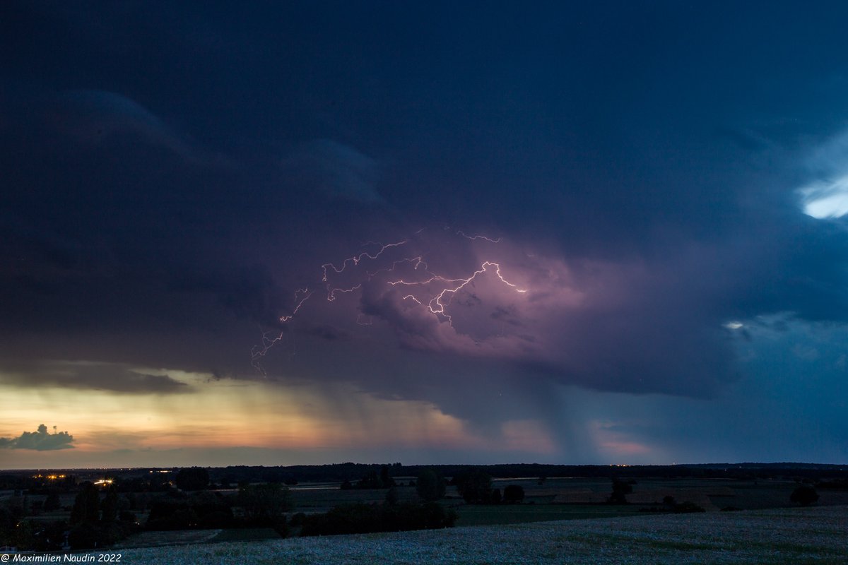 rdvavecdamenat's tweet photo. Quelques faibles #orages ce soir dans le #Poitou  dépérissant rapidement à la tombée de la nuit. 
Photo prise à Vendeuvre du Poitou. #Vienne86 https://t.co/AZ975a2kUz