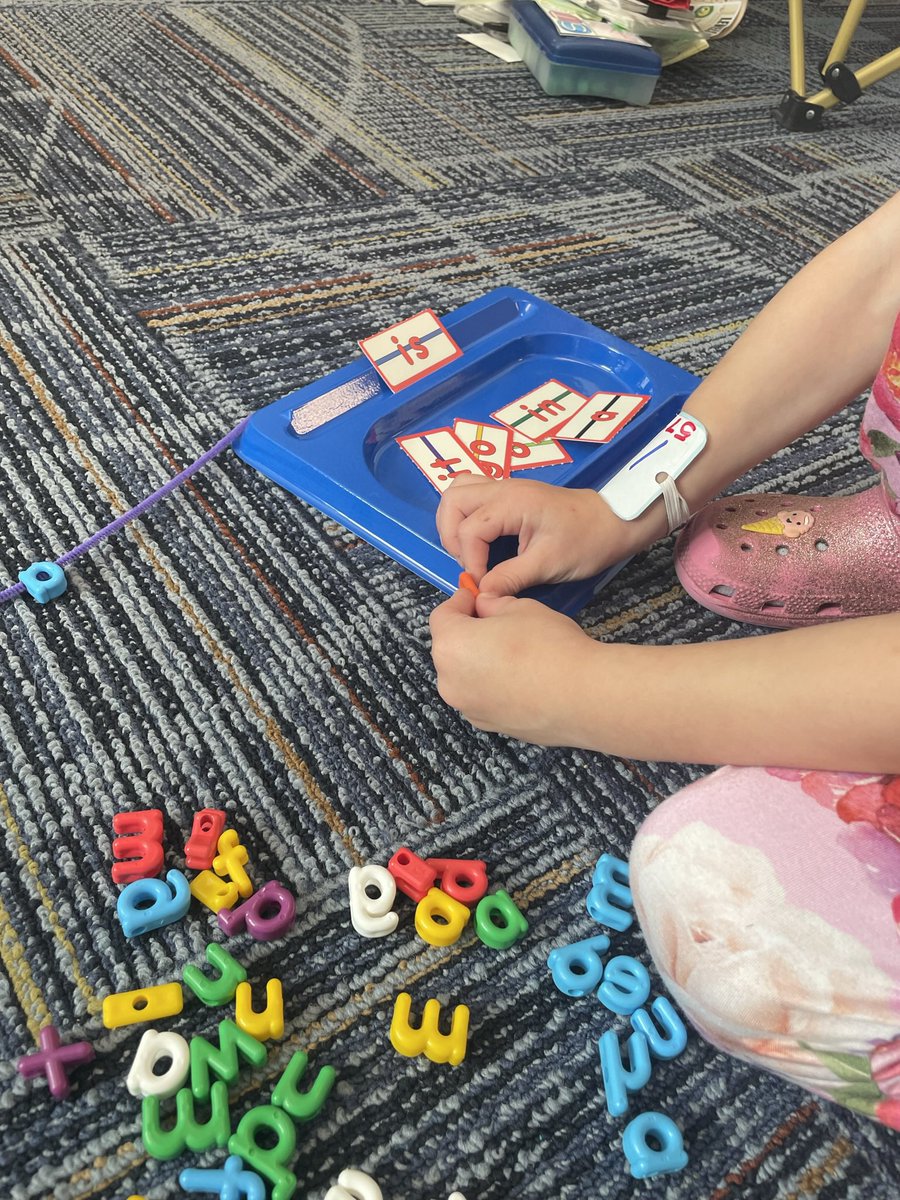 mrsbtrimm's tweet image. I’ll have a phonics lesson with a side of multi sensory approach and an extra dash of fine motor skills please! @McAllister_ES @PhonicsManATL #mesismyhappyplace #multisensoryinstruction #phonics #phonicsinaction #trickwords