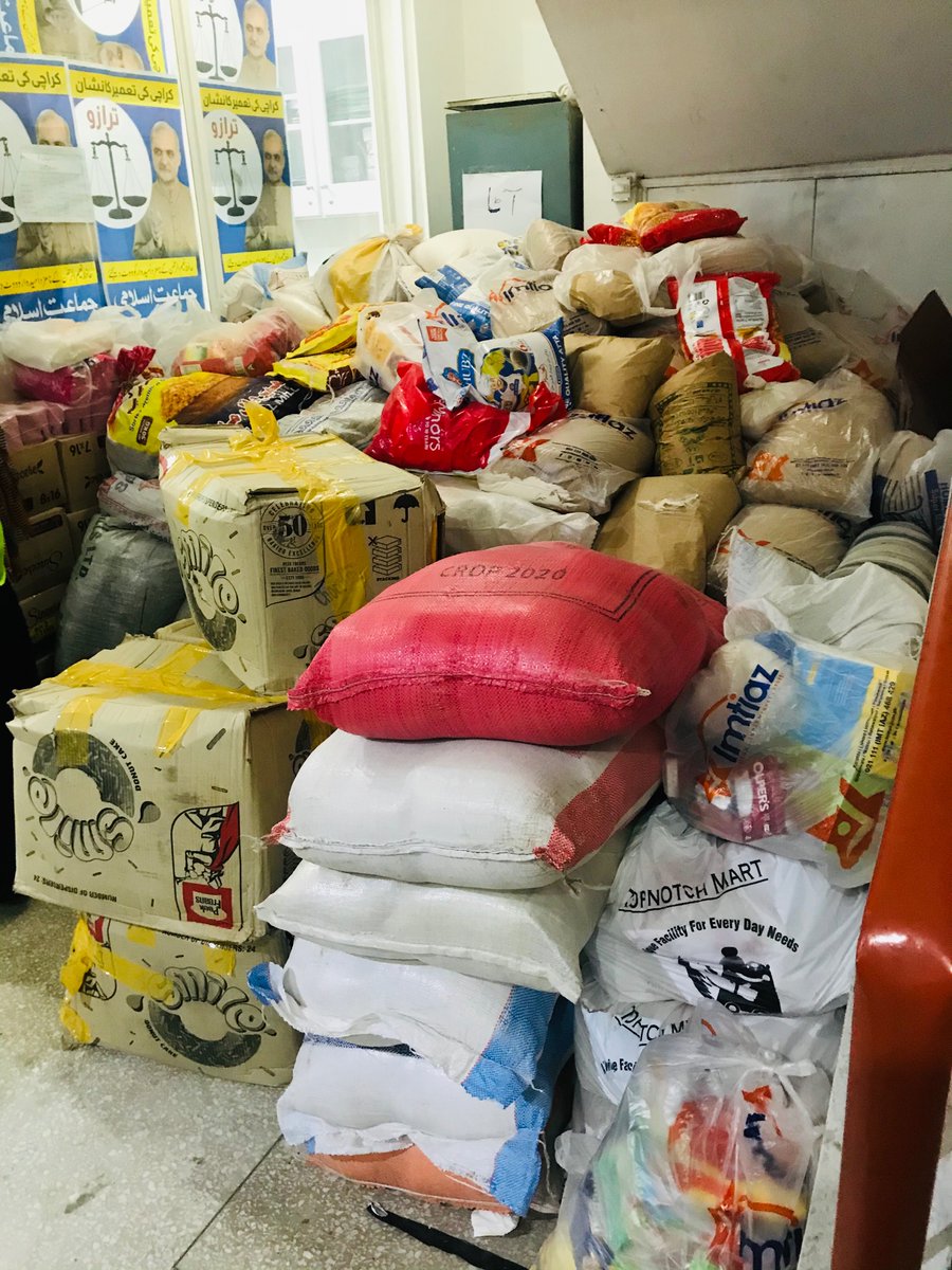 Mariyah97_'s tweet photo. 📣 CALL FOR VOLUNTEERS 📣
People are donating generously to @alkhidmatKHI but everything needs to be sorted out and neatly packed. We are short of volunteers, even if you manage to give us your two hours that'll be enough. The flood victims are waiting for your help! https://t.co/AXmCEsXLlH