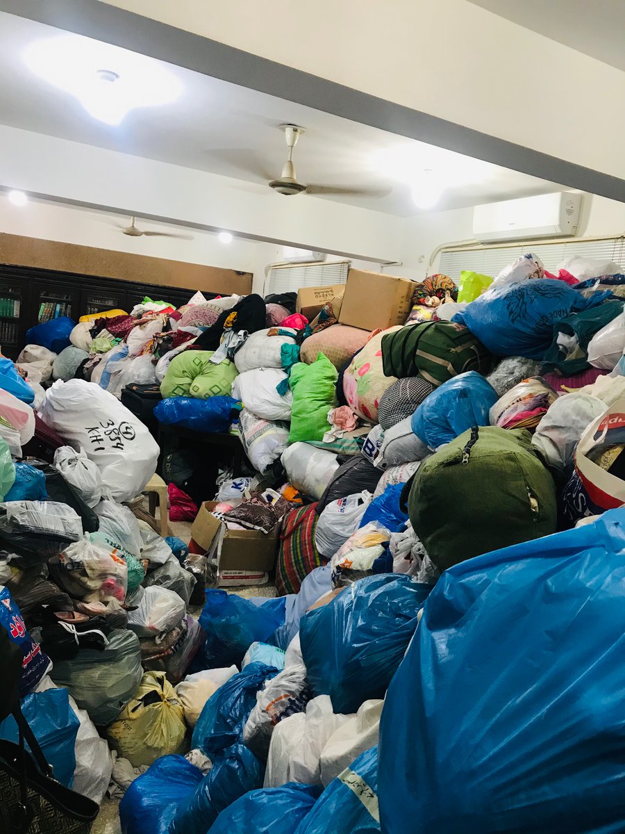 Mariyah97_'s tweet photo. 📣 CALL FOR VOLUNTEERS 📣
People are donating generously to @alkhidmatKHI but everything needs to be sorted out and neatly packed. We are short of volunteers, even if you manage to give us your two hours that'll be enough. The flood victims are waiting for your help! https://t.co/AXmCEsXLlH