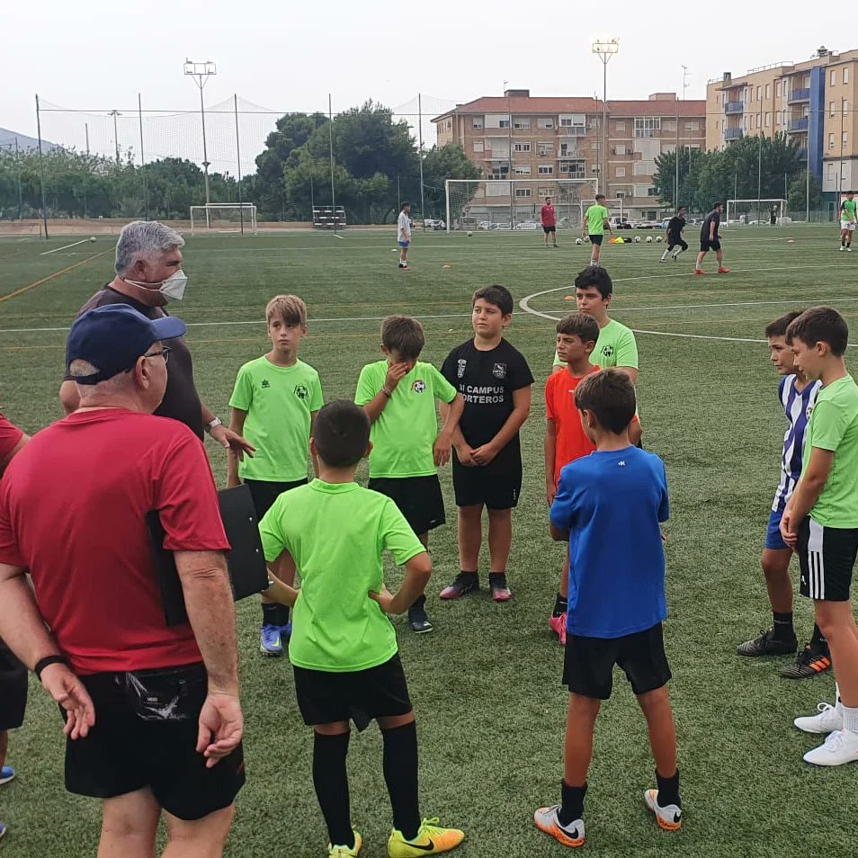 ❗ NUESTROS ALEVINES DE 1° YA HAN EMPEZADO A RODAR❗

Con mucha ilusión han vuelto al césped para aprender y dar lo mejor de ellos. ⚽🙌🏼

🔵⚪ YO SOY DEL CD LAPUERTA, VEN Y QUE NO TE LO CUENTEN🔵⚪

#yosoydeLaPuerta
cdlapuerta.es