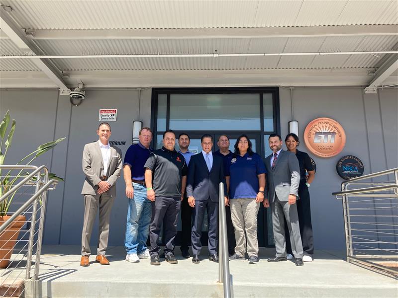 IBEWlocal11's tweet photo. LAUSD Superintendent visits ETI: IBEW 11 has a lot going on at LAUSD. Not only do we build and maintain the schools, our children are their students. Thank you for Superintendent Alberto Carvalho for stopping by the ETI yesterday to see how we train our apprentices. https://t.co/yHokPPuPvm