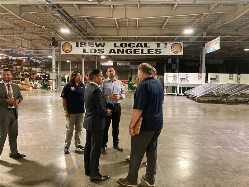IBEWlocal11's tweet photo. LAUSD Superintendent visits ETI: IBEW 11 has a lot going on at LAUSD. Not only do we build and maintain the schools, our children are their students. Thank you for Superintendent Alberto Carvalho for stopping by the ETI yesterday to see how we train our apprentices. https://t.co/yHokPPuPvm