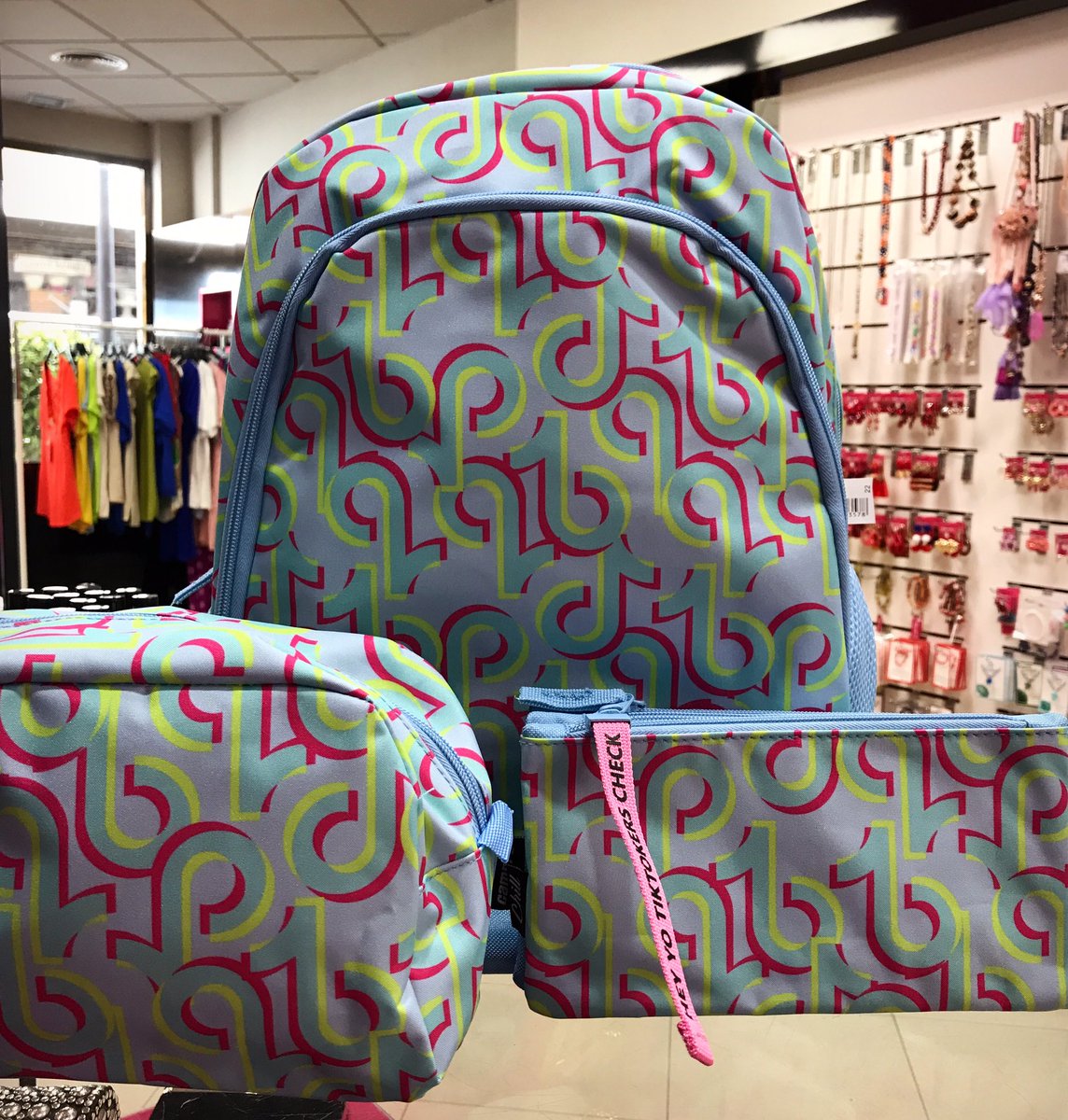 QBoniCo's tweet photo. Mochila, neceser y estuche triple de Tiktok 🎶 

#mochila #neceser #estuchetriple #mochilatiktok #estuchetiktok #estuchetripletiktok #materialescolar #vueltaalcole #qbonico #manchareal https://t.co/spky6aiTp3