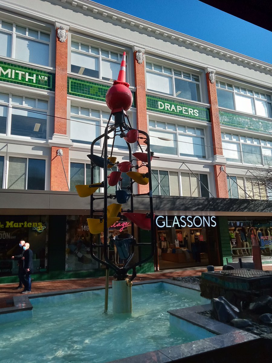 pandoratolson's tweet photo. The #bucketfountain has a hat on, guess it's getting ready for #summer #Wellington #wellingtonnz https://t.co/GniuaaQGqN