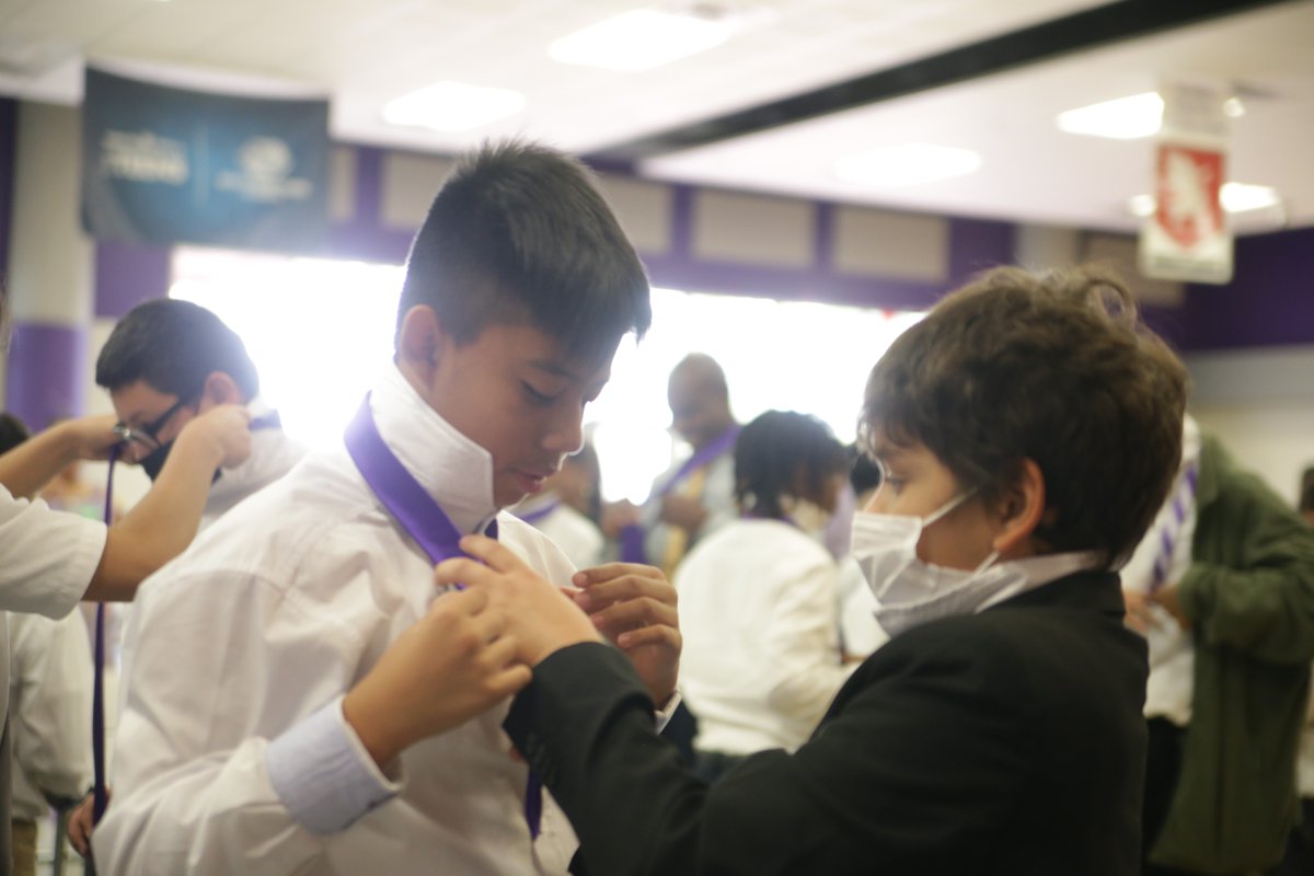 AISDSuptMays's tweet photo. Todos ayudamos a los estudiantes de 6 grado a sentirse exitosos al entrar a la escuela cada día con una corbata perfectamente arreglada...una verdadera hermandad en la que todos se ayudan mutuamente. @GusGarciaYMLA https://t.co/nOVa5oRbdu
