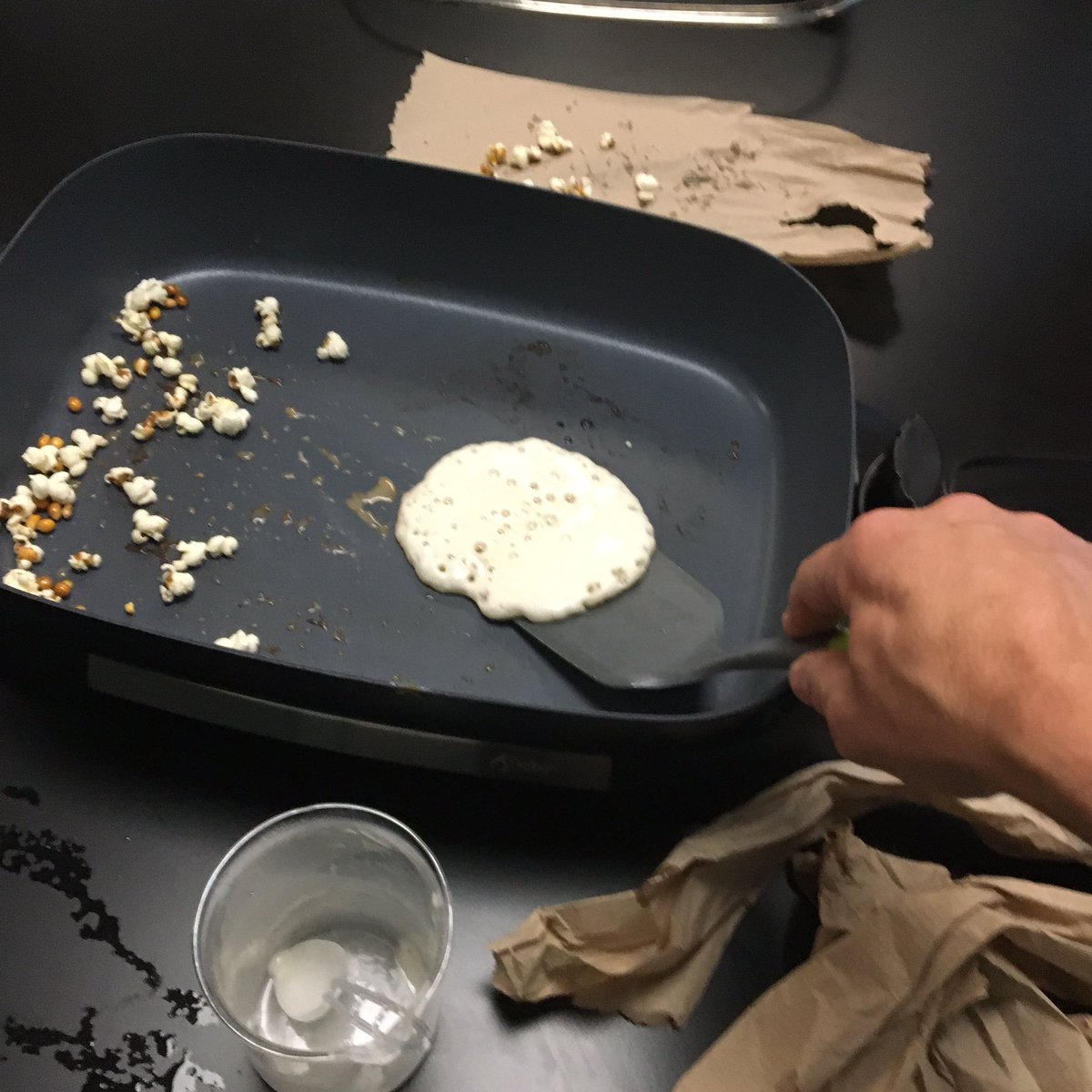 dailystem's tweet photo. Today’s quick #STEMstarter challenge: I put ice in an electric frying pan &amp; showed kids the three states of matter…then we used some popcorn kernels &amp; pancake batter to discover the difference between physical (💧❄️) &amp; chemical (🍿🥞) changes https://t.co/aVNOCjdN4p