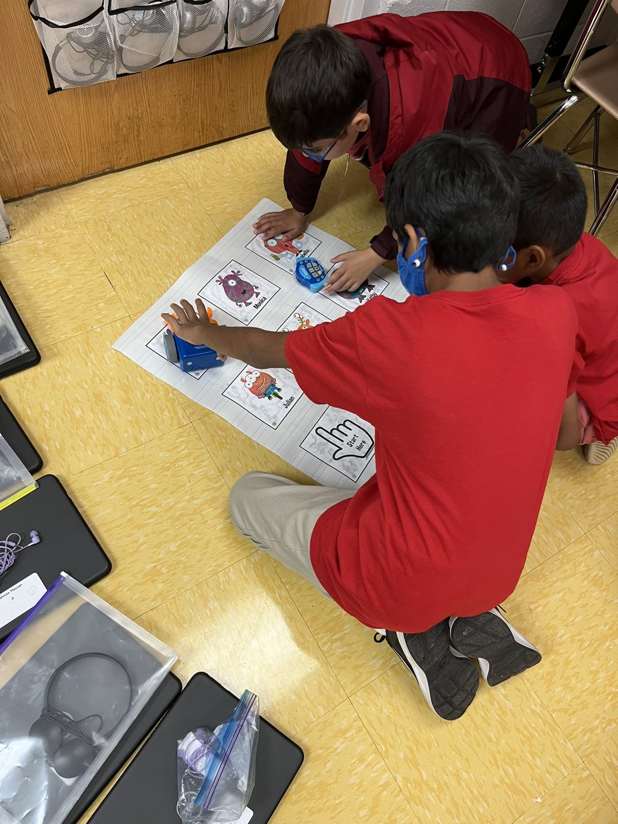 MsSalsingerTech's tweet image. 4th graders working hard in stations for the first time today! Students were loving @typingclub  @ProdigyGame @BoddleLearning and our Botley robots! @MNPSLearningTec