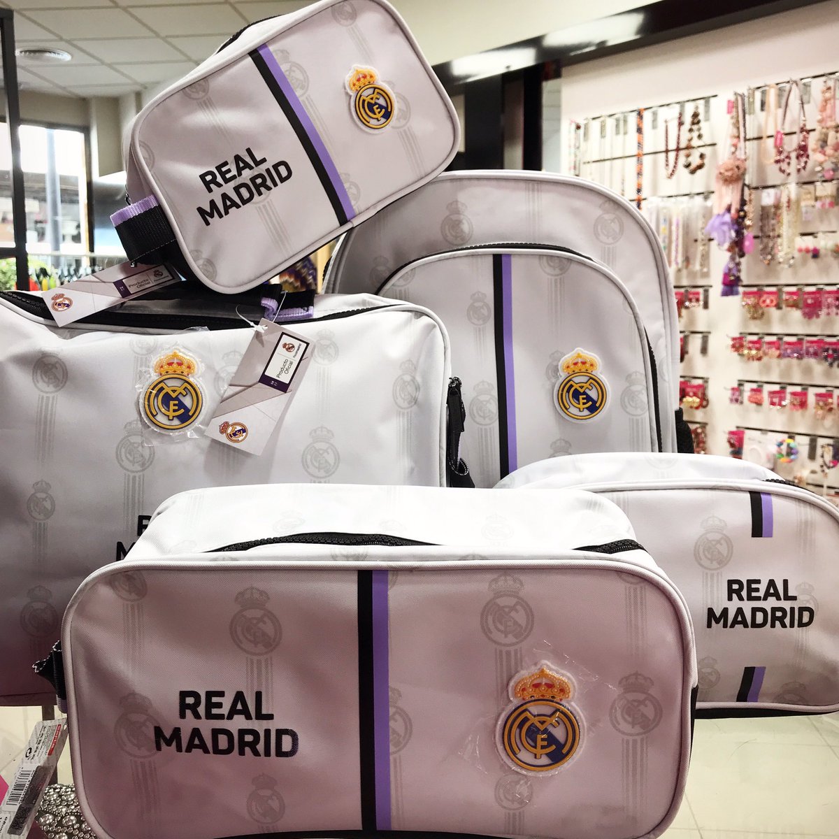 QBoniCo's tweet photo. Nueva colección Real Madrid temporada 2022-2023 ⚽️⚽️⚽️

#mochila #neceser #bolsoextraescolar #zapatillero #mochilarealmadrid #neceserrealmadrid #zapatillerorealmadrid #bolsoextraescolarrealmadrid #materialescolar #vueltaalcole #qbonico #manchareal https://t.co/7wHvXhQhBd