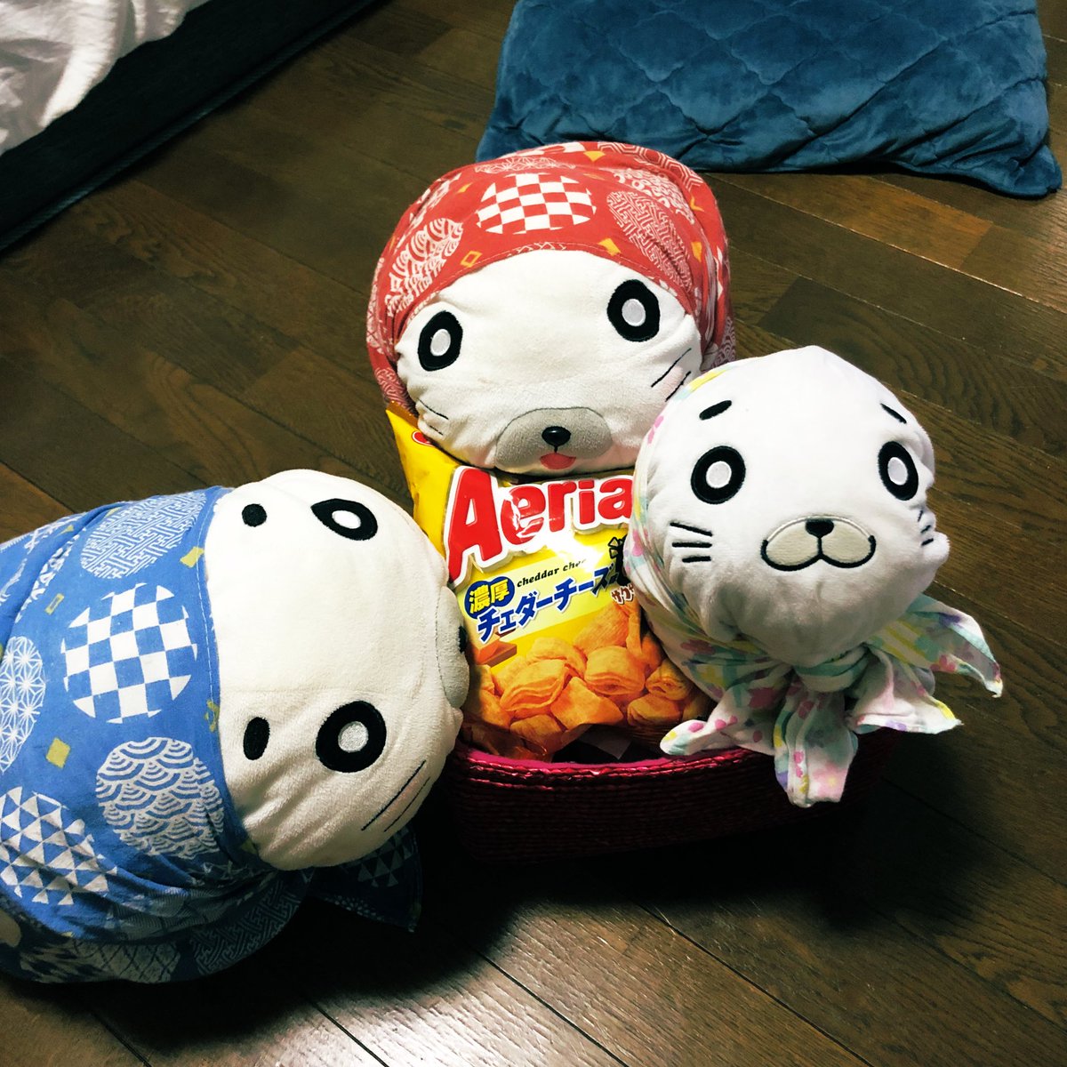 hechiriq's tweet photo. エアリアルを皆、独り占めしたいアザラシたち♡
#ゴマちゃん　#少年アシベ　#エアリアル　#おやつ https://t.co/JL11nfSCEY