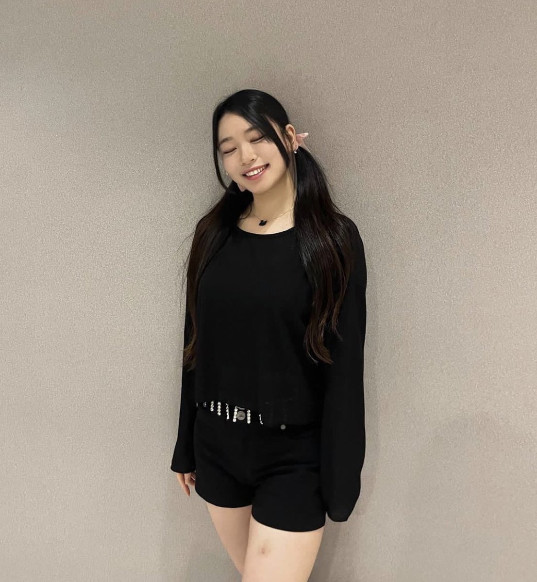 MUUTIVEgallery's tweet photo. 220830 ; Instagram Update
— #AYU #아유       

     “ #foxfox 에서 이 시스루 니트도 팔고있습니다🖤다들 한번씩 페이지 보러 가보세요✨

https://t.co/3WkRi6VJSP ”

#MUUTIVE #뮤티브 https://t.co/R6wZL8BSfm