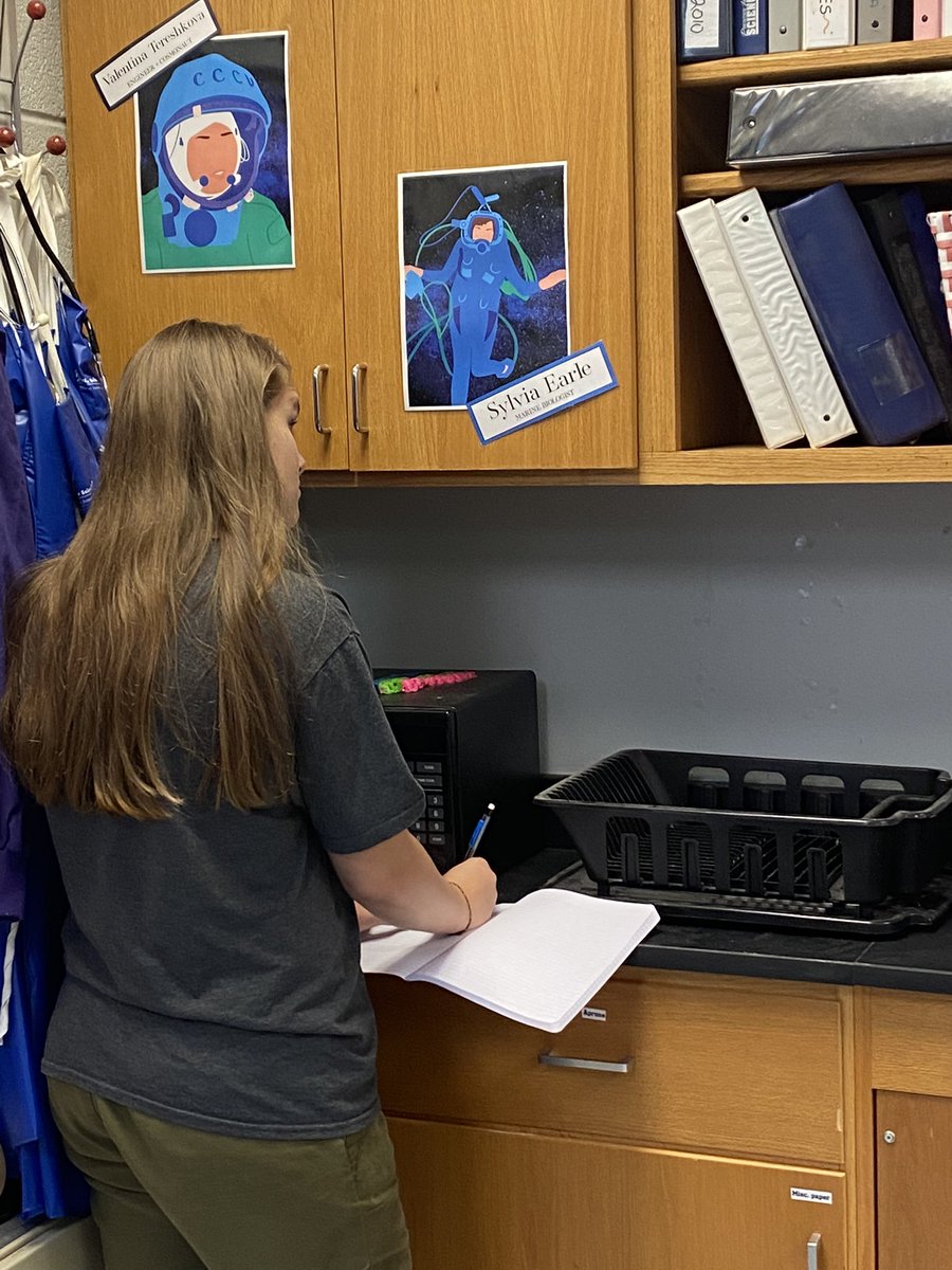 LeahHuttlinger's tweet photo. Beginning our research-by-interest on science careers and famous scientists. Proud of these young learners today! @GreenValley_828  @WataugaSchools #WeAreWatauga https://t.co/g7hr6e10lH