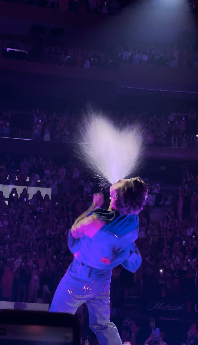 moonwavess's tweet photo. now i see why it’s called love on tour.. https://t.co/65fRMkP0ds