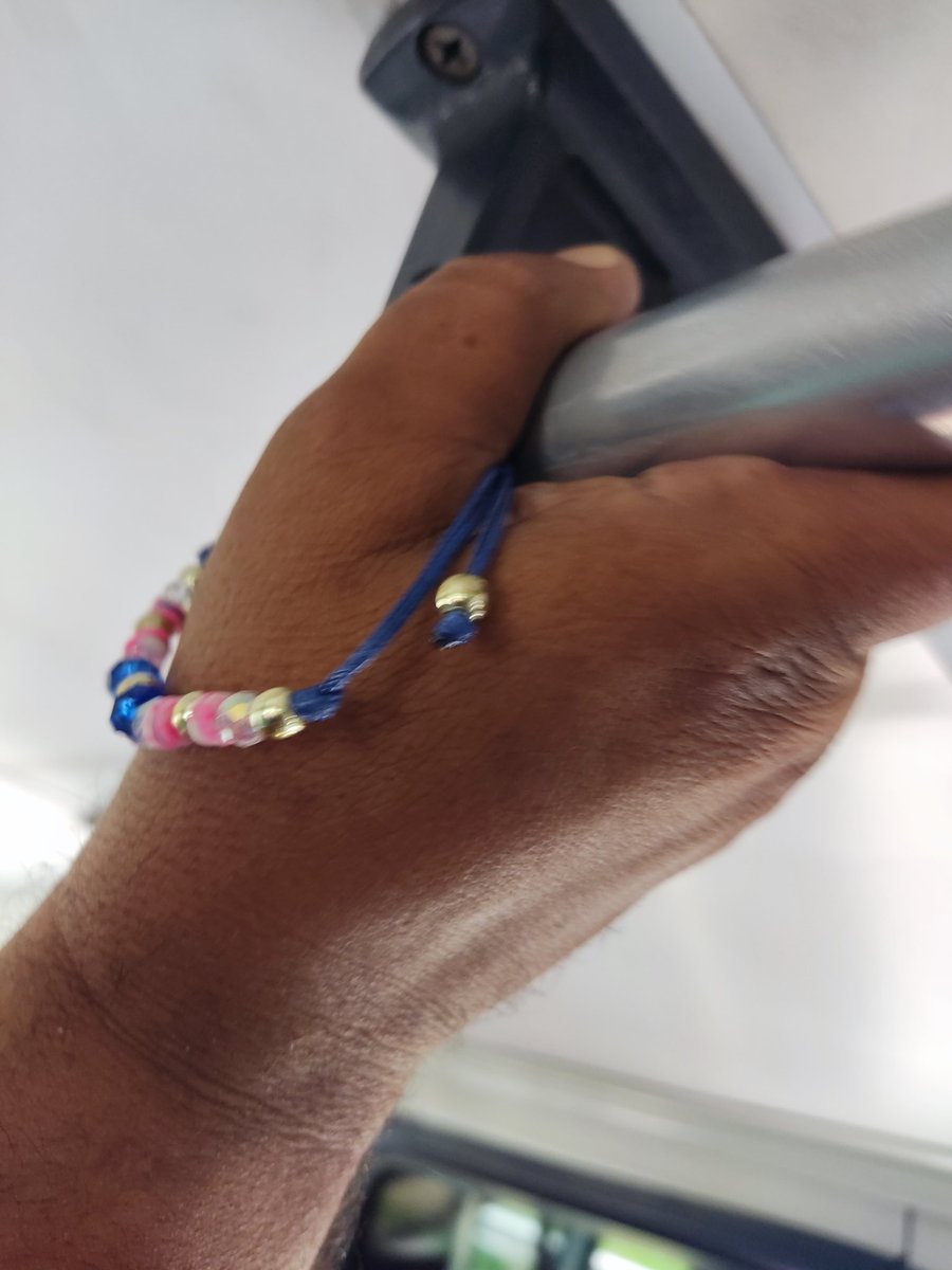 "No voy a mentirles ni pedir plata. Soy de Asoarte AsocdeArtesanosOrfebres. Traigo esta pulsera q no envidia a las suaroski. La suaroski trae 5 brillantes y esta trae 6 por 9 bolos, si te parece caro búscala en joyería". Vendedor en camionetica   ValleCoche-Centro vía autopista