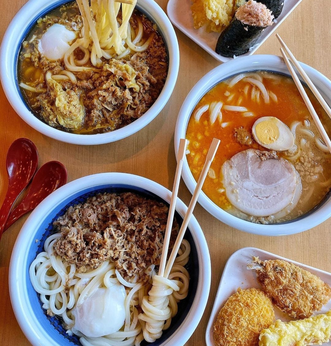 Karma7Z's tweet photo. Campus date with Ate and Niece. I love that these young ladies offered to pay for our meal. I also love that staff thought I was a grad student. #asianskin https://t.co/kLYbQ3PZcn