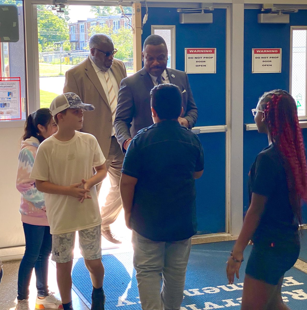 alhedu's tweet photo. Thank you to @BCPS_Sup @ALouise1913 for visiting Riverview today! Our students were excited to welcome you! It’s going to be a great year! @Riverview_ES https://t.co/7YFWifyckg