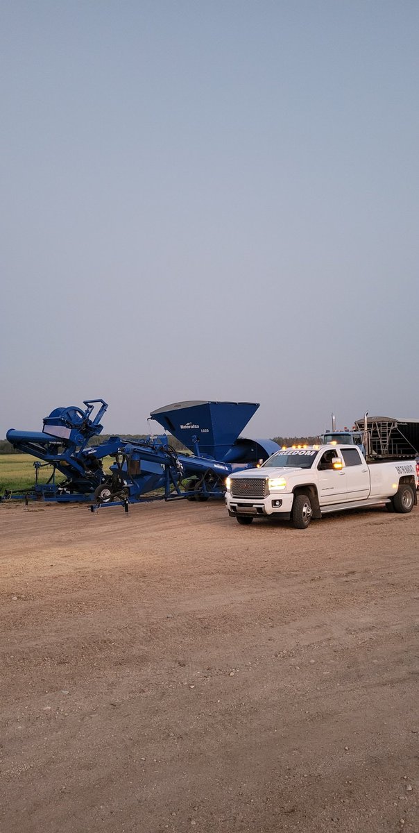 thegrainbagguy's tweet photo. Was pleased to deliver both a @NeeraltaMfgInc #grainbagger & #Extractor to a farm in Manitoba last week. Your bagging experience just got alot easier! If you are looking for #grainbagging equipment #Neeralta does it best 👌
#ThinkOutsideTheBin #Harvest2022 #EcoGenX #Teamwork https://t.co/xGEMZrU72f