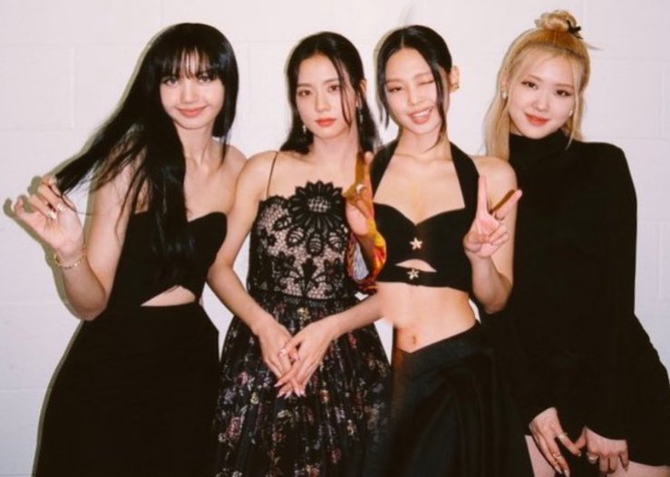 PH0NlN's tweet photo. jisoo’s post for blackpink 7th anniversary https://t.co/uoXNC3D5Fk