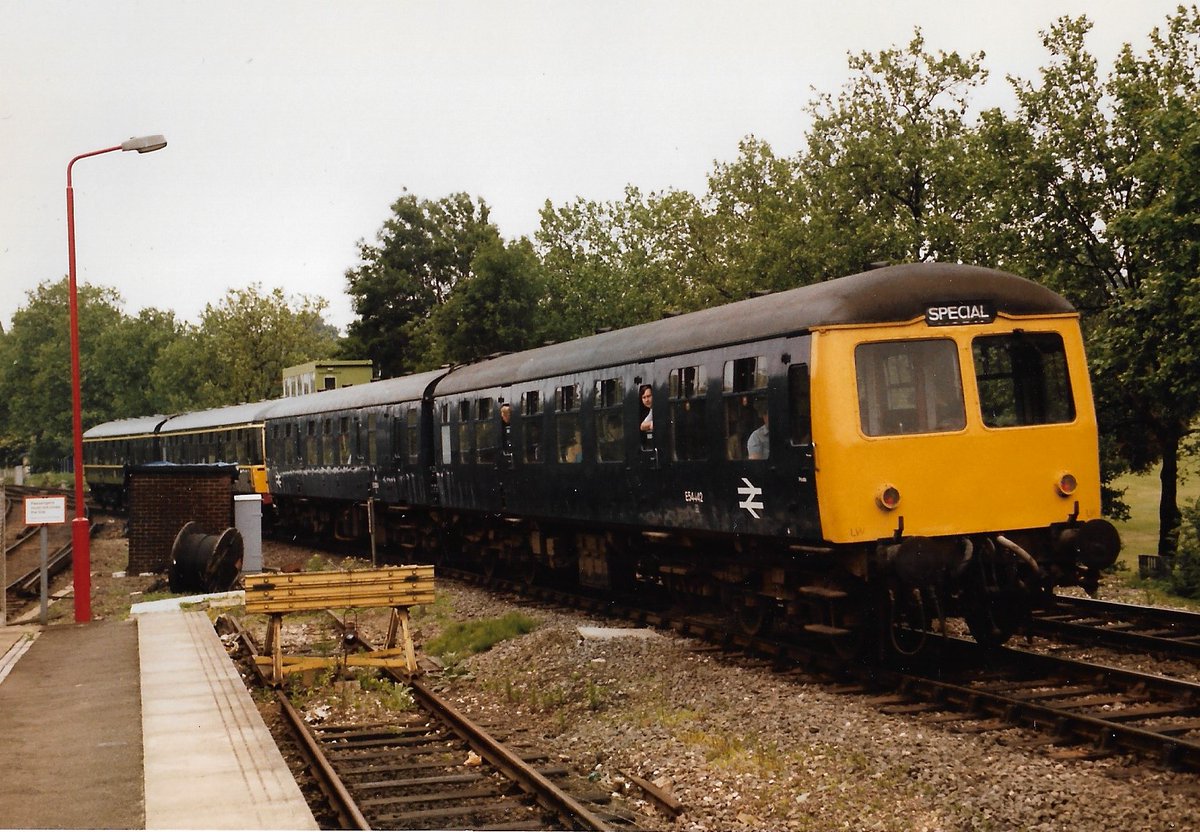 SalopianLyne's tweet image. Gospel Oak 21st June 1986
A Peterborough to Portsmouth Harbour special train formed of Cravens Class 105 DMUs
Stratford depot's green set 53359+54122 backed by Lincoln's Blue 51284+54442
Rattling all the way!
#BritishRail #Class105 #DMU #GospelOak #Peterborough #trainspotting 🤓