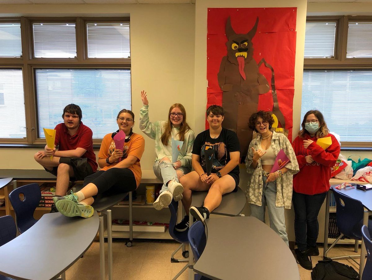 CedarCliffColts's tweet photo. In Germany, it is traditional for students to get a Schultüte on the first day of school filled with school supplies and goodies to help ease them into the school year. Frau Solan’s German classes made their Schultüten this week and she filled them. Here they are! https://t.co/aHWelFc2cU