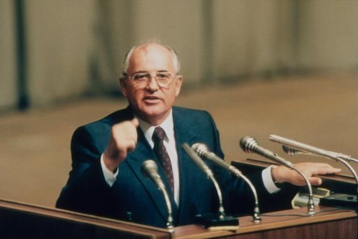 davidlisnard's tweet photo. Mikhaïl Gorbatchev, figure du temps de la « fin de l’homme rouge », est mort. Artisan naïf (idéaliste ?) de la pérestroïka en fin de guerre froide, il provoqua malgré lui la dislocation d’une URSS à bout de souffle, exsangue, surbureaucratisée. Le communisme ne marche jamais. https://t.co/2dADLV0UhG