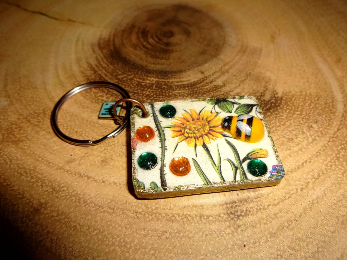 PlayfulPenguinD's tweet photo. Excited to share the latest addition to my #etsy shop: Bee flower butterfly insect bug entomology gem keyring key ring bag charm https://t.co/rHs9CdMEHV #keyring #charm #insectkeyring #bugkeyring #bagcharm #prettykeyring #woodenkeyring #entomology #butterflykeyring https://t.co/rZ0Dmcu8pC
