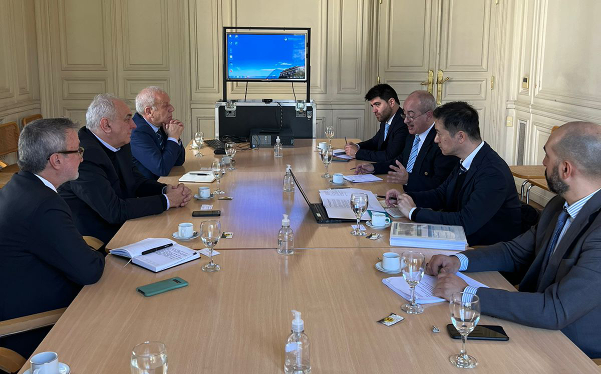 delfob's tweet photo. #BuenMartes

Junto a @CancilleriaARG, nos reunimos hoy con directivos de la firma japonesa Oji Green Resources para brindarles un panorama de la situación actual del sector #ForestoIndustrial y analizar diferentes opciones de inversión en el país. https://t.co/cC4ozW5VIH