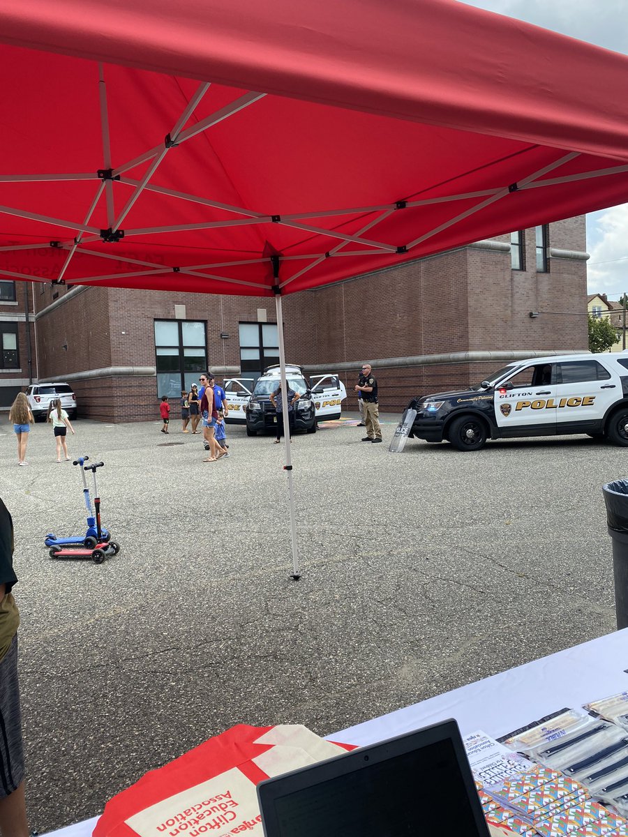 CEA_PrideFAST's tweet photo. Lots of fun at Cops and Cones today! We had 172 be treated with free ice cream, books, and other goodies! @CliftonTeachers @NJEA @cliftonschools @cliftonsupt @KimCastellano6 @Clifton_NJ_PD https://t.co/H34qcTmH90