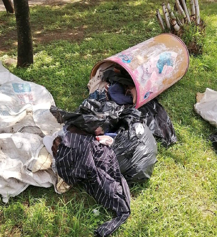 Cubierto con bolsas y ropa fue encontrado el cadáver de una mujer al interior de un tambo en el cruce de Patria y calle 22 de la colonia La Echeverría en #Guadalajara #Jalisco
#MexicoReal