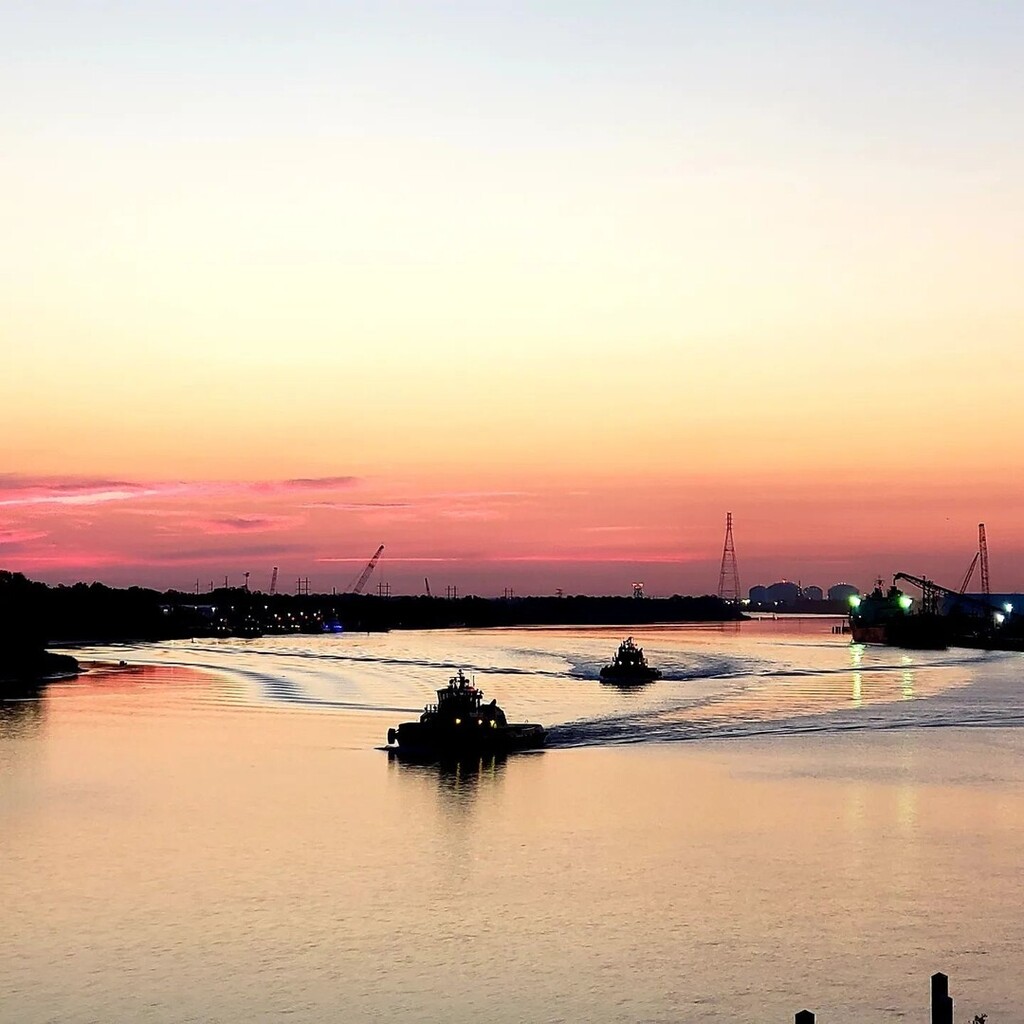 VisitTybee's tweet photo. The tug boats between Tybee Island and Savannah are always a sight to see! 🛥 #VisitTybee [📸 @originaltangent] 
.
. 
. 
#tybeeisland #tybee #tybeebeach #sunset #fireskies #boats https://t.co/oHmMc5a1WB