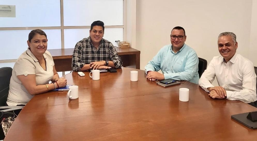 Paulomartinezl's tweet photo. Nos reunimos con nuestro presidente estatal @JavierLuevanoN con quien compartimos los temas que abordaremos en el periodo legislativo que está a punto de comenzar y que sin duda serán para beneficio de las familias de México y nuestro estado.
@diputadospan
#64L https://t.co/lFV5kK8NBy
