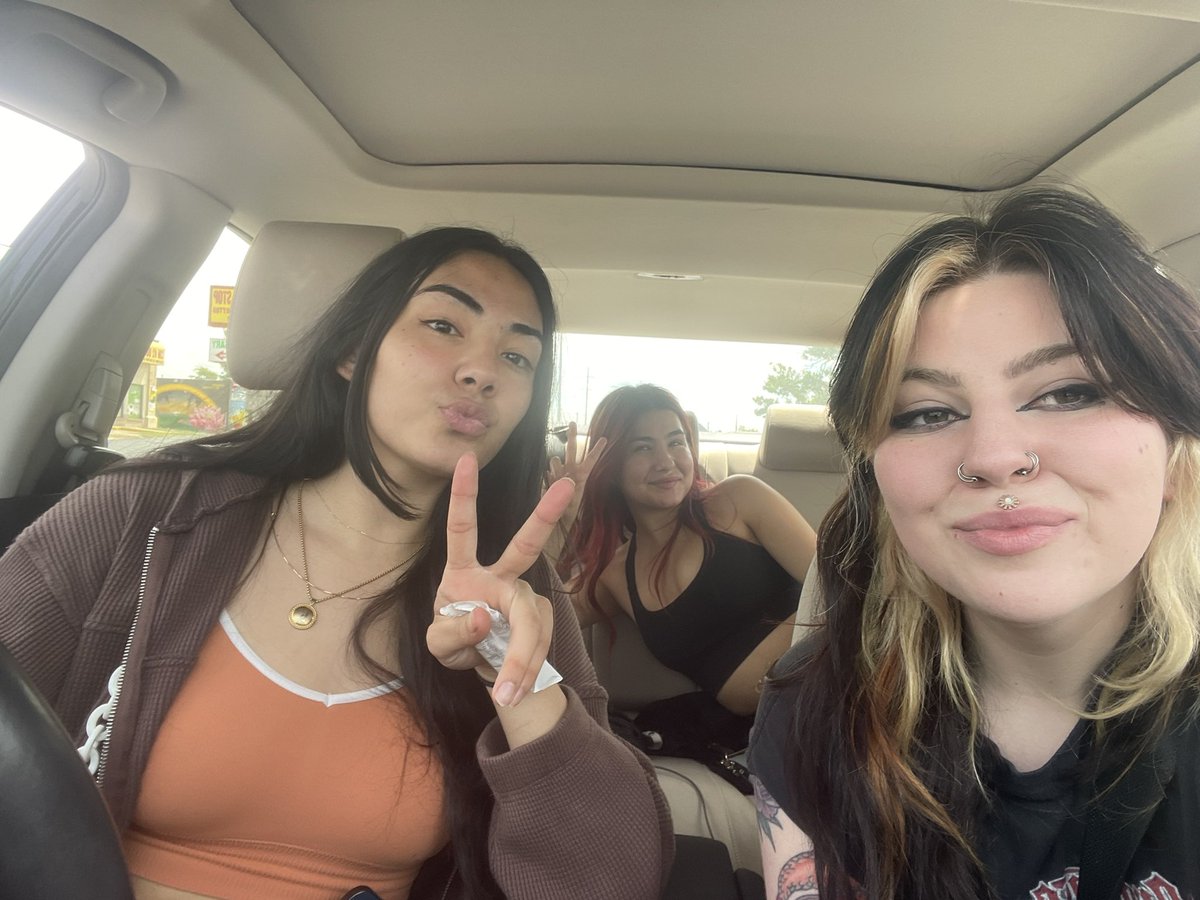 Mari and Klari convinced me to get back in twitter