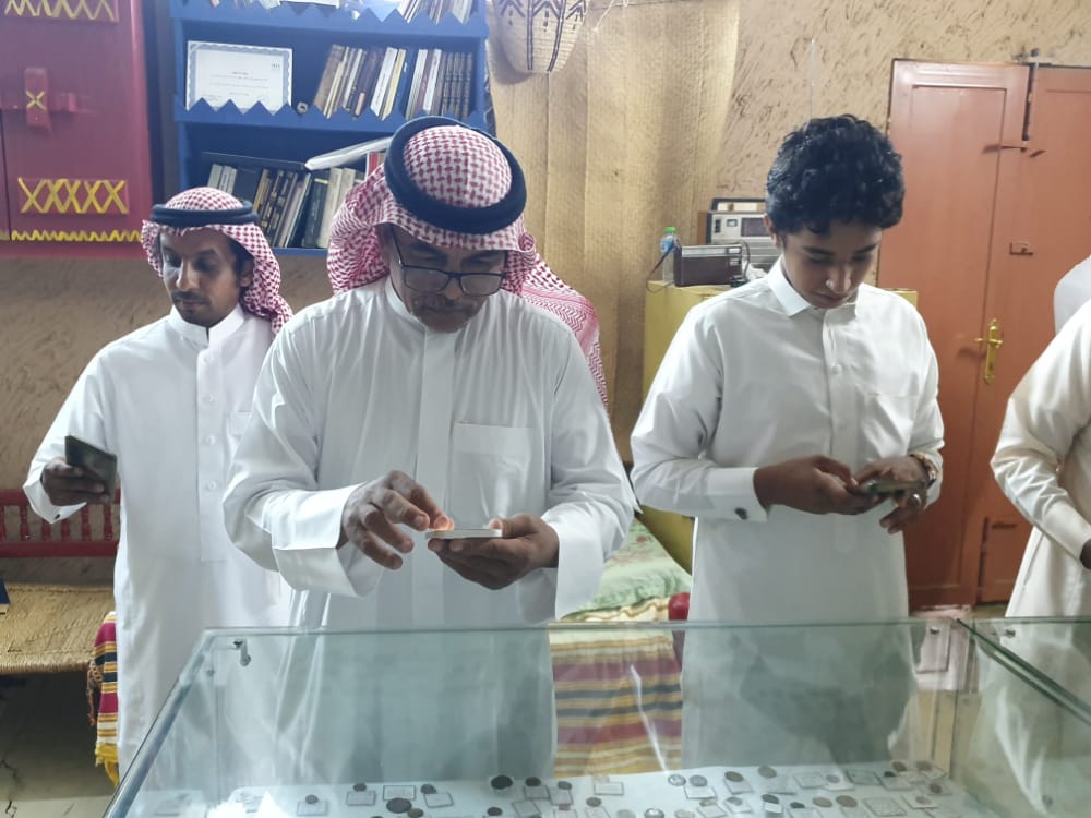 ALGHWANEM's tweet photo. #زيارة_للمتحف
تشرفت اليوم بزيارة مجموعه من المهتمين بالثراث بالمنطقة لمتحفي الخاص وذلك للإطلاع والتعرف على مقتنيات المتحف والنقاش حول موروثنا الشعبى . https://t.co/oqHcLO7PN6