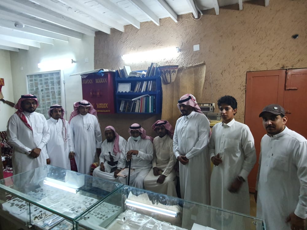 ALGHWANEM's tweet photo. #زيارة_للمتحف
تشرفت اليوم بزيارة مجموعه من المهتمين بالثراث بالمنطقة لمتحفي الخاص وذلك للإطلاع والتعرف على مقتنيات المتحف والنقاش حول موروثنا الشعبى . https://t.co/oqHcLO7PN6