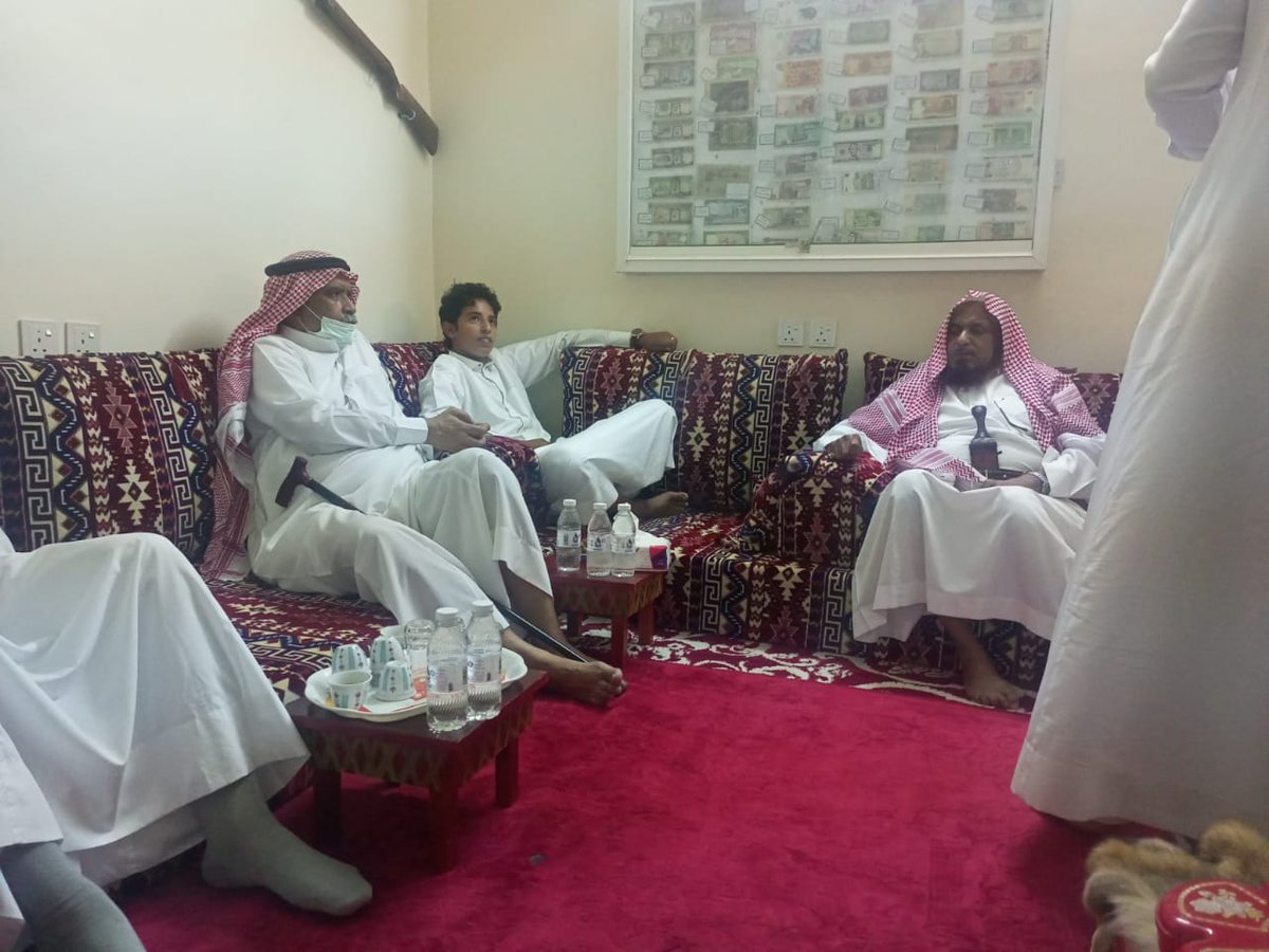 ALGHWANEM's tweet photo. #زيارة_للمتحف
تشرفت اليوم بزيارة مجموعه من المهتمين بالثراث بالمنطقة لمتحفي الخاص وذلك للإطلاع والتعرف على مقتنيات المتحف والنقاش حول موروثنا الشعبى . https://t.co/oqHcLO7PN6
